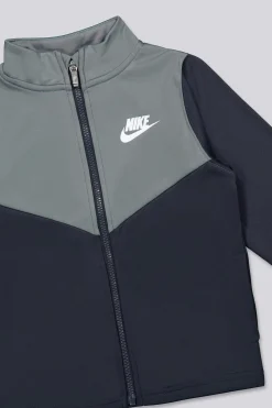 Nike Ess