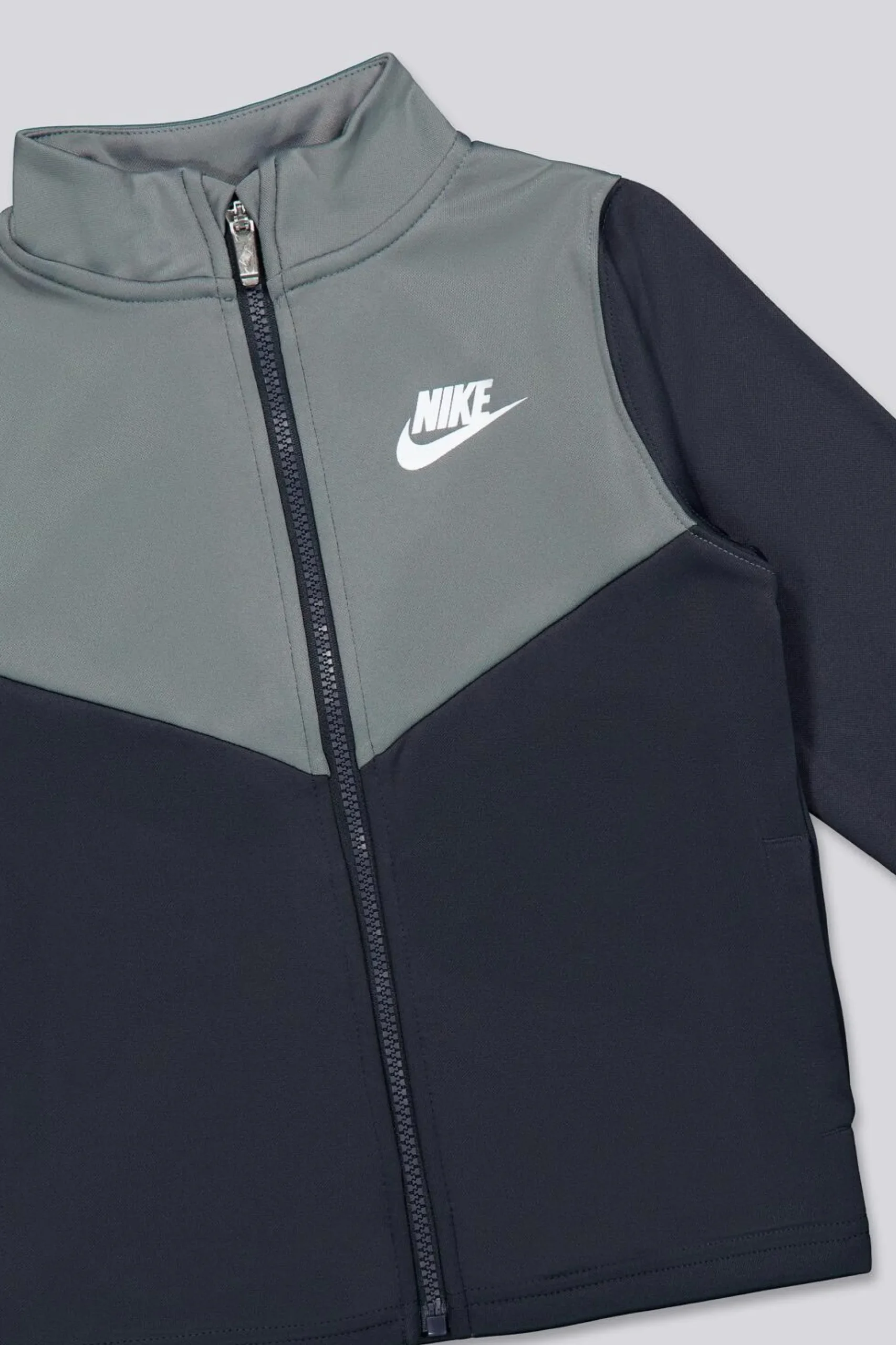 Nike Ess