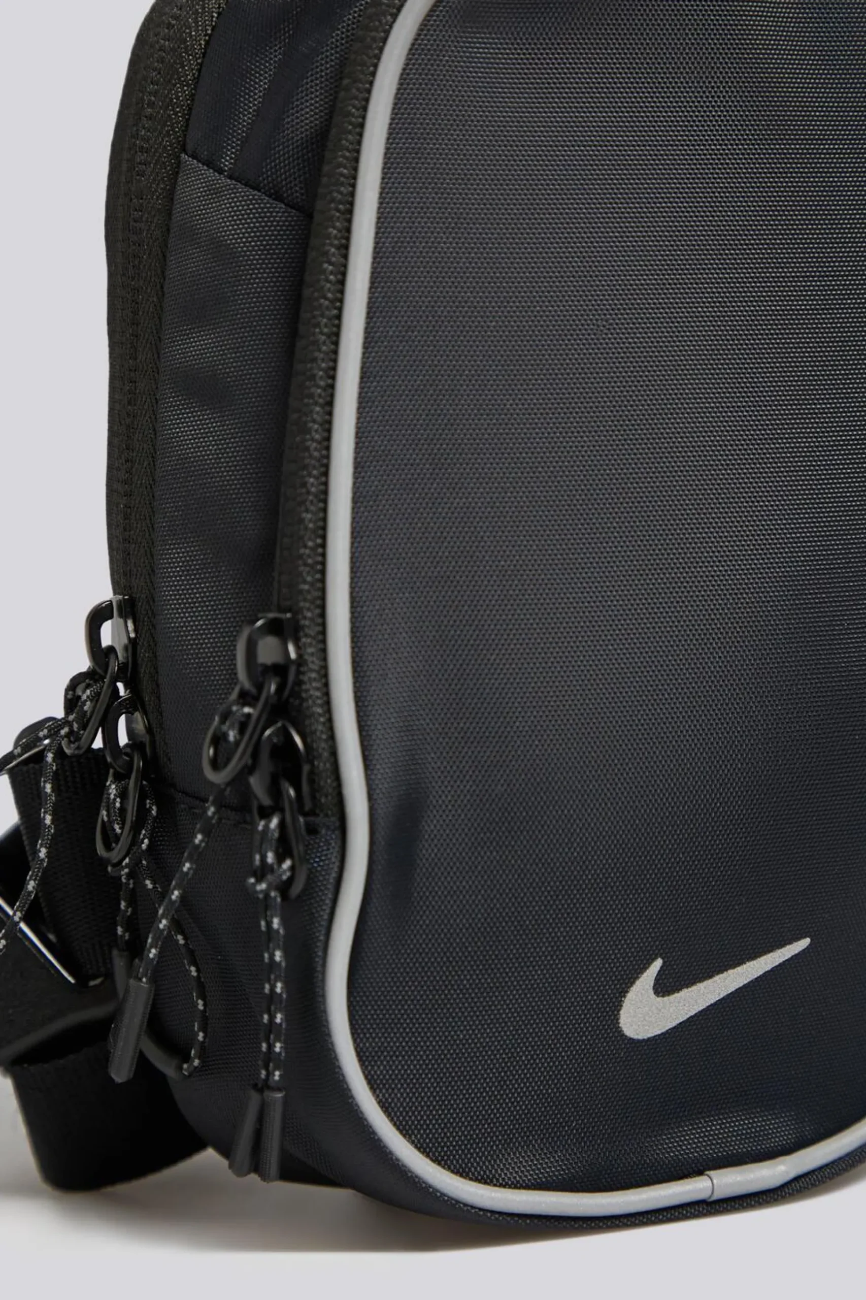 Nike Sportswear Commute Reflectv